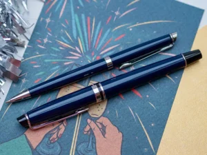 Zwei blaue Waterman-Schreibgeräte liegen auf einer Sylvester-Grußkarte. Foto: Johanna Runde