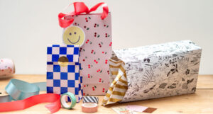Drei verschiedene selbstgebastelte Geschenktüten aus Geschenkpapier von STEWO. Foto: Johanna Rundel