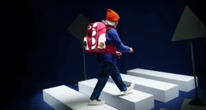 Ein Kind läuft mit einem reflektierenden Schulranzen von ergobag durch eine imaginäre Verkehrsszene.