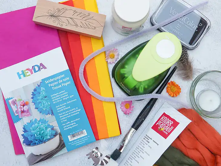 Verschiedene Bastelmaterialien von HEYDA und KNORR prandell. Foto: Johanna Rundel