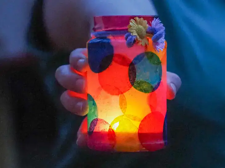 Jemand hält ein mit Materialien von HEYDA und KNORR prandell gestaltetes Windlicht. Foto: Johanna Rundel