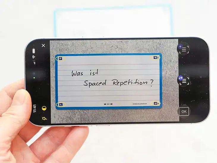 Jemand nutzt SCRIBZEE-App von Oxford für Karteikarte. Foto: Johanna Rundel