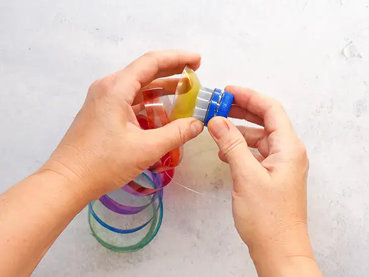 Jemand schraubt den Deckel auf einen DIY-Sonnenfänger aus einer PET-Flasche. Foto: Johanna Rundel