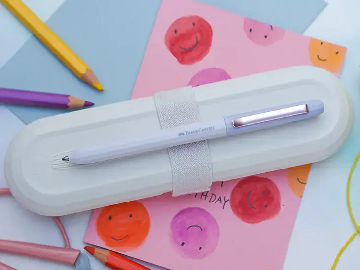 Lila Avori-Kugelschreiber von Faber-Castell auf seinem Etui. Foto: Johanna Rundel Lila Avori-Kugelschreiber von Faber-Castell auf seinem Etui. Foto: Johanna Rundel