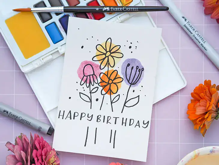 Handgeletterte Geburtstagskarte mit Aquarellkasten von Faber-Castell im Hintergrund. Foto: Johanna Rundel Handgeletterte Geburtstagskarte mit Aquarellkasten von Faber-Castell im Hintergrund. Foto: Johanna Rundel