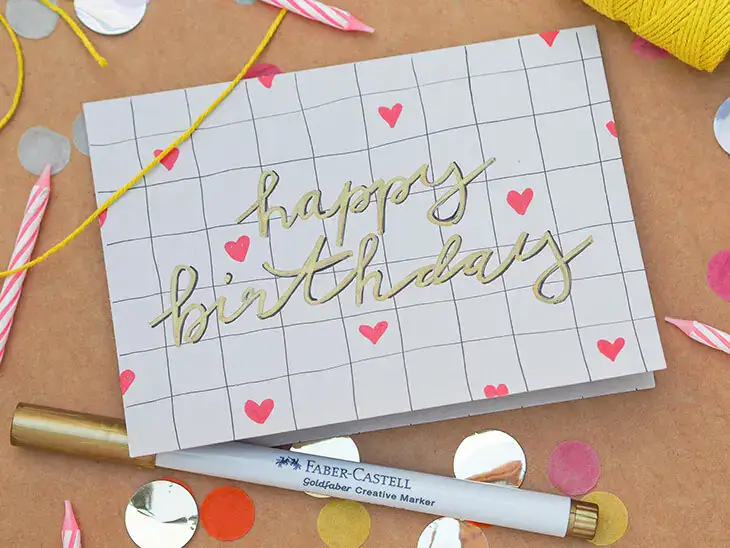 Eine mit goldenem Marker von Faber-Castell geletterte Geburtstagskarte. Foto: Johanna Rundel Eine mit goldenem Marker von Faber-Castell geletterte Geburtstagskarte. Foto: Johanna Rundel