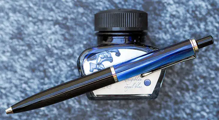 Blauer Kugelschreiber aus der Souverän-Reihe von Pelikan. Foto: Johanna Rundel