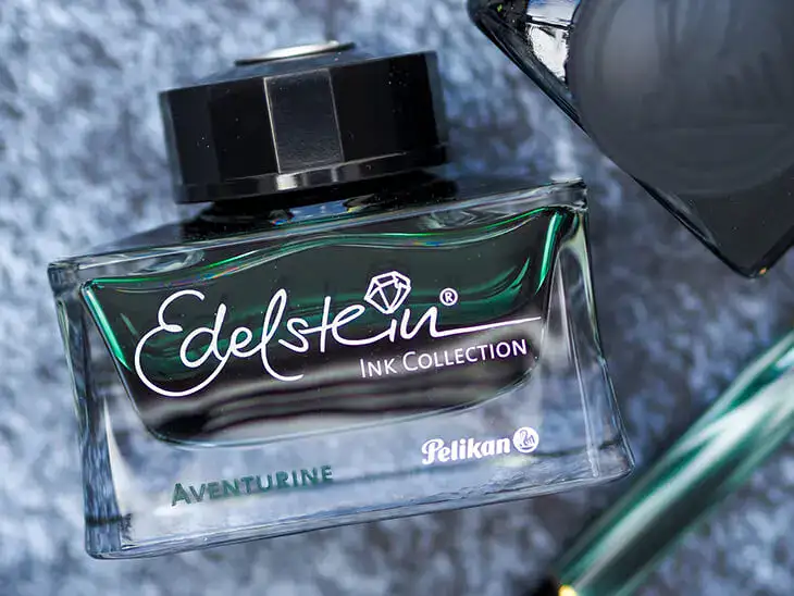 Ein Glas grüne Edelsteintinte aus der Pelikan Ink Collection. Foto: Johanna Rundel